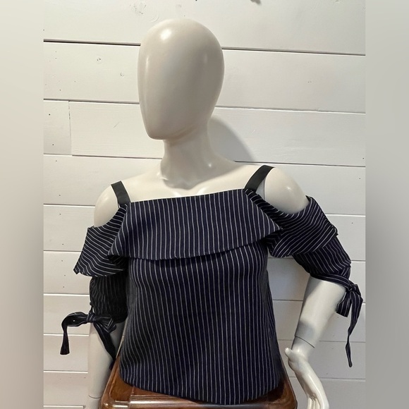 ESSUE – Navy and white pinstripe cold-shoulder top, size M. - Picture 4 of 6